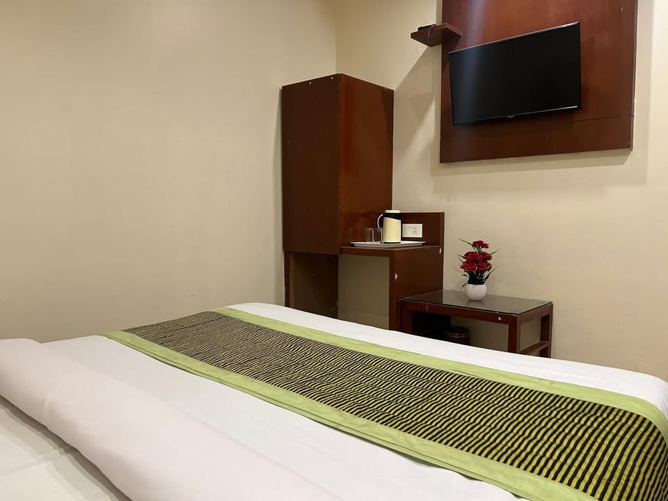 Bed, TV and multimedia, Photo of the whole room, Bedroom, hair dresser