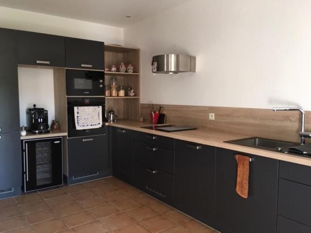 Coffee/tea facilities, Kitchen or kitchenette, dishwasher, stove