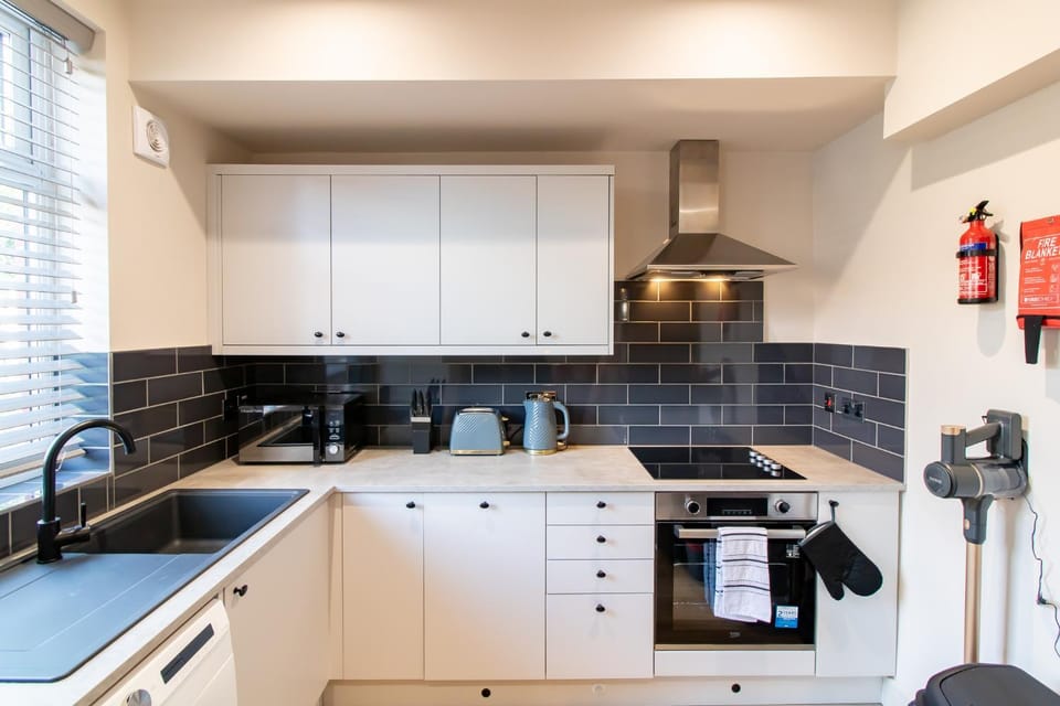 Kitchen or kitchenette, heating, internet, microwave, oven, stove, toaster
