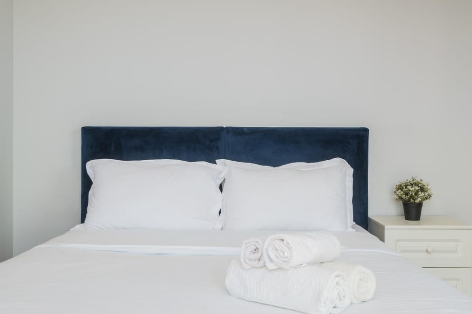Bed, Bedroom, towels