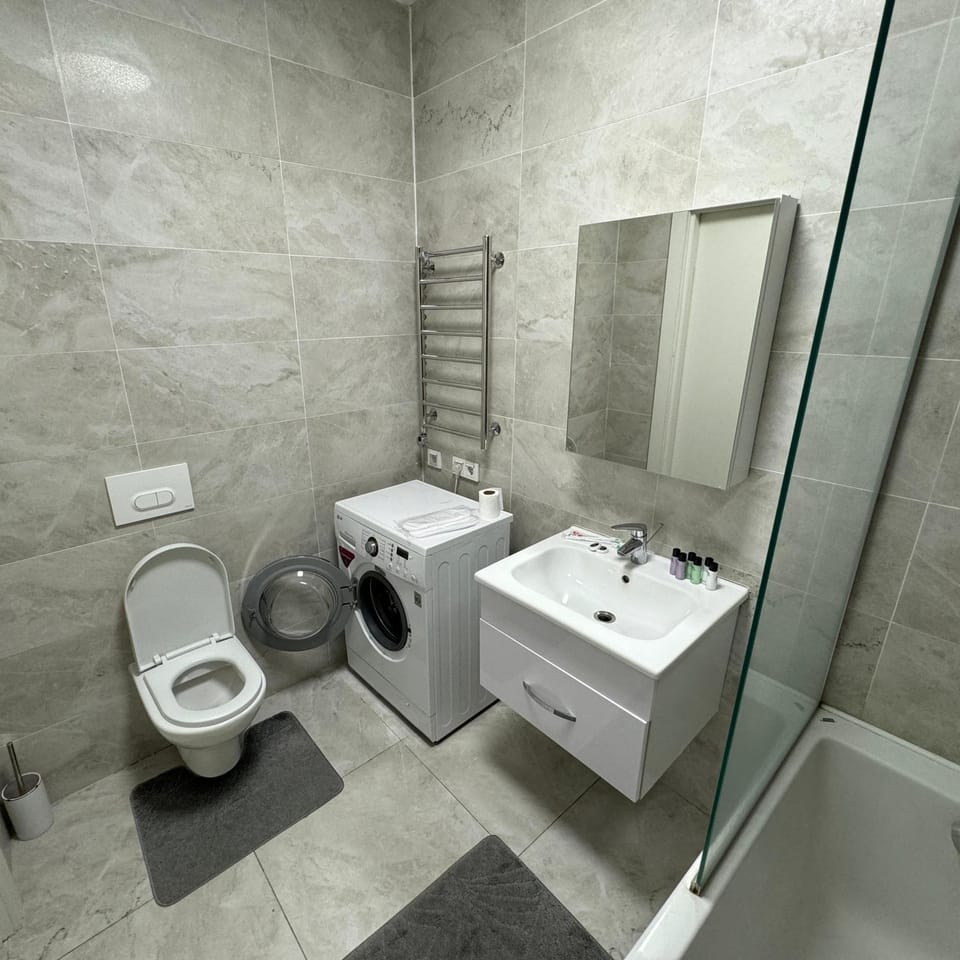 Shower, Toilet, Bathroom, towels