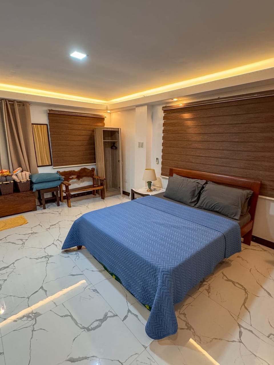 Bed, Living room, Photo of the whole room, Seating area, Bedroom