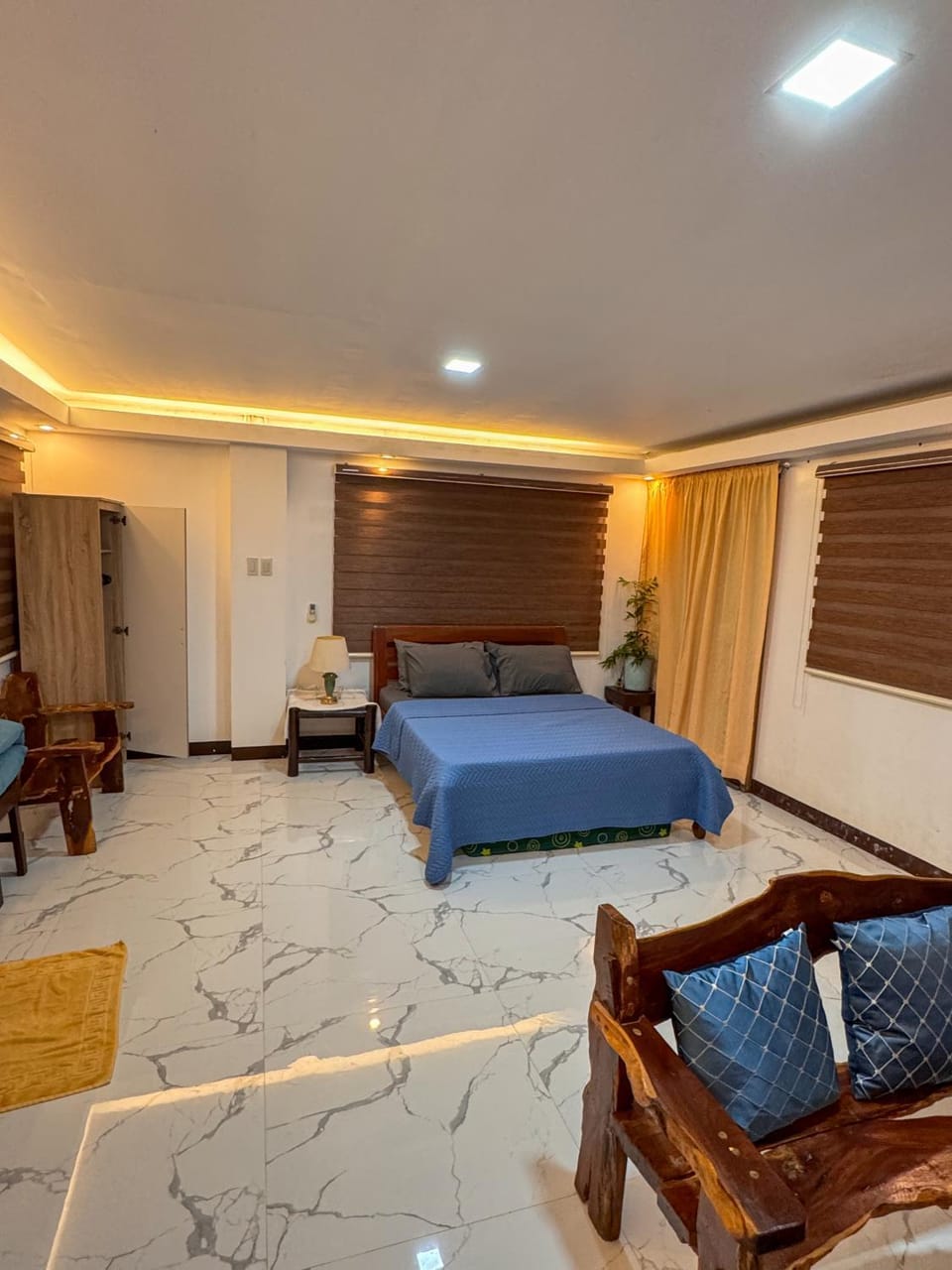 Bed, Living room, Photo of the whole room, Seating area, Bedroom, wardrobe