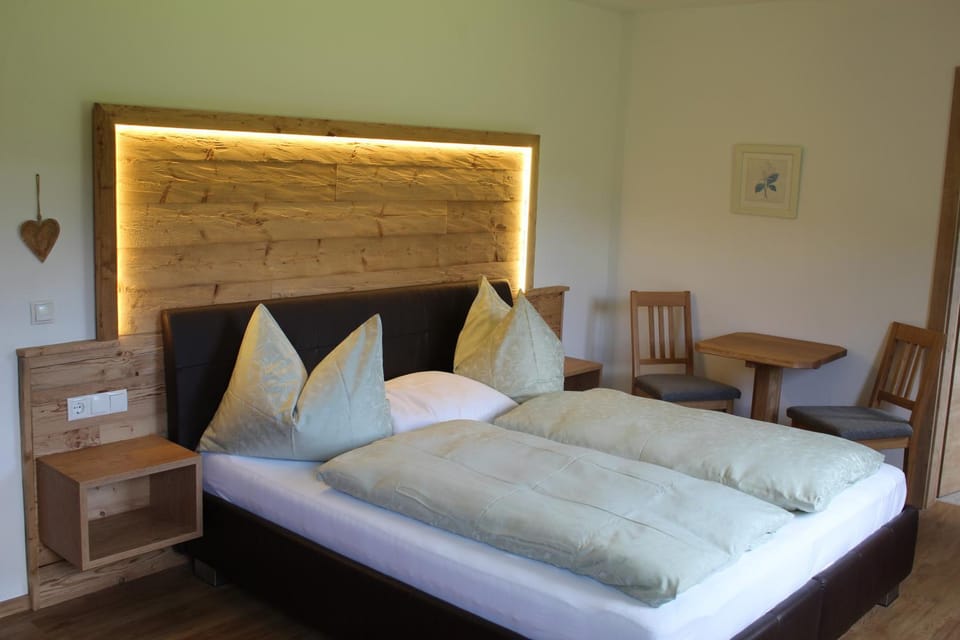 Bed, Photo of the whole room, Seating area, Bedroom