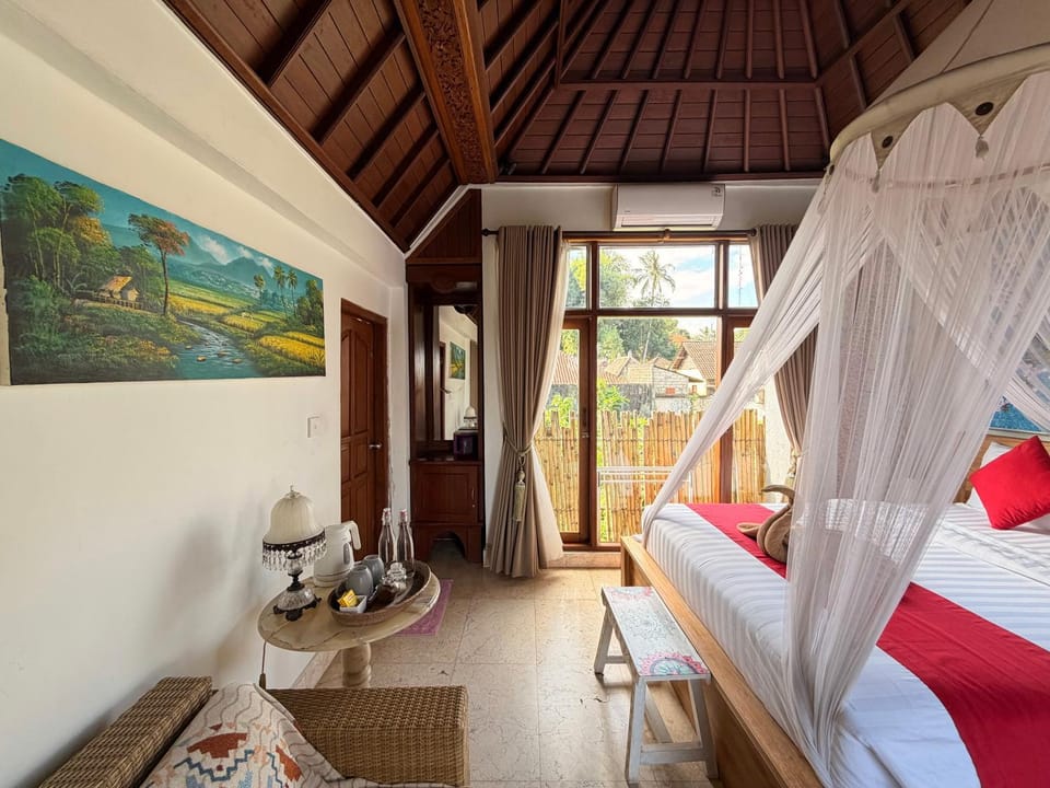 Bed, Photo of the whole room, Seating area, Bedroom