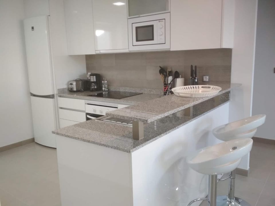 Coffee/tea facilities, Kitchen or kitchenette, microwave, oven, stove, toaster