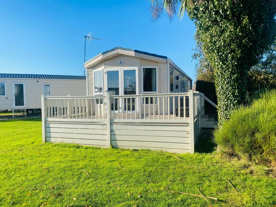 Stylish Inviting 2 Bedroom Caravan with Sea View Campground/ 
RV Resort in Mersea Island