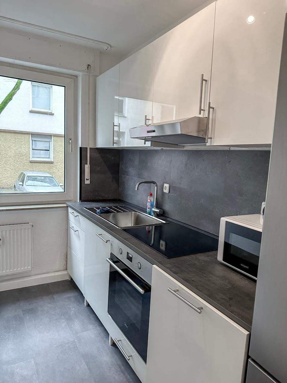 Kitchen or kitchenette, dishwasher, stove