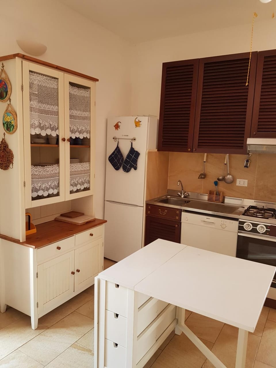 Kitchen or kitchenette, dishwasher, stove