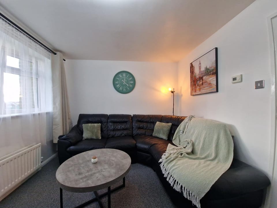 Living room, Seating area, heating, internet