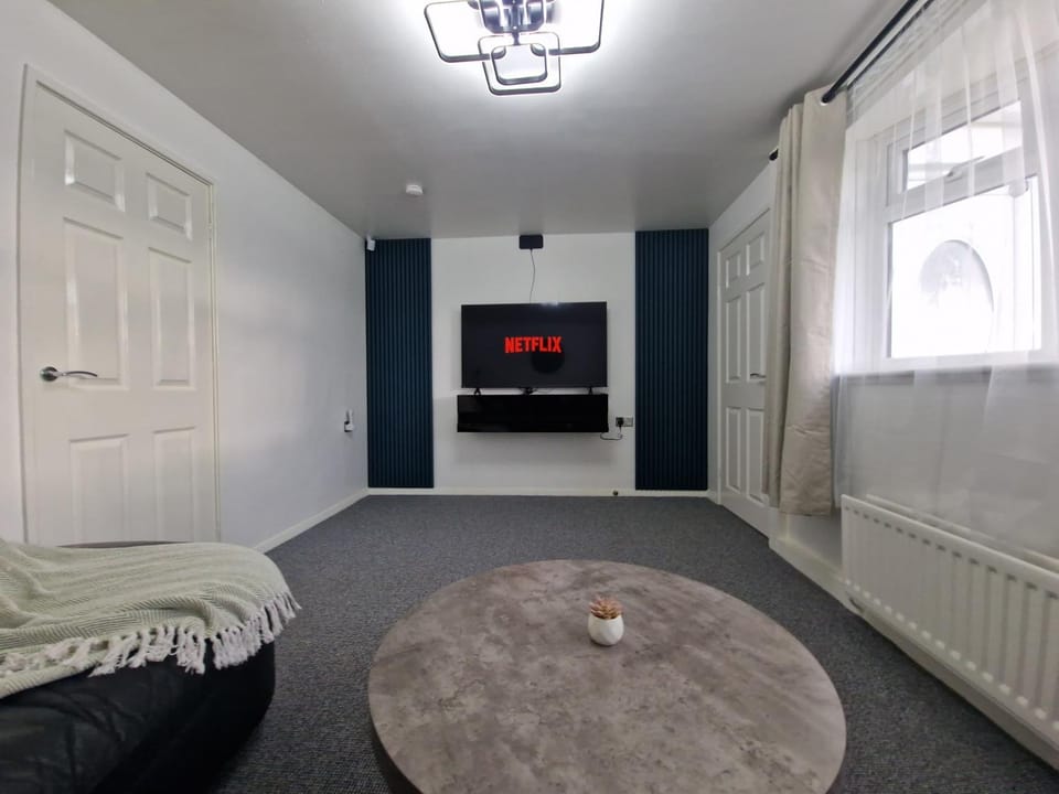 Communal lounge/ TV room, TV and multimedia, Living room, Seating area, Evening entertainment, heating, internet