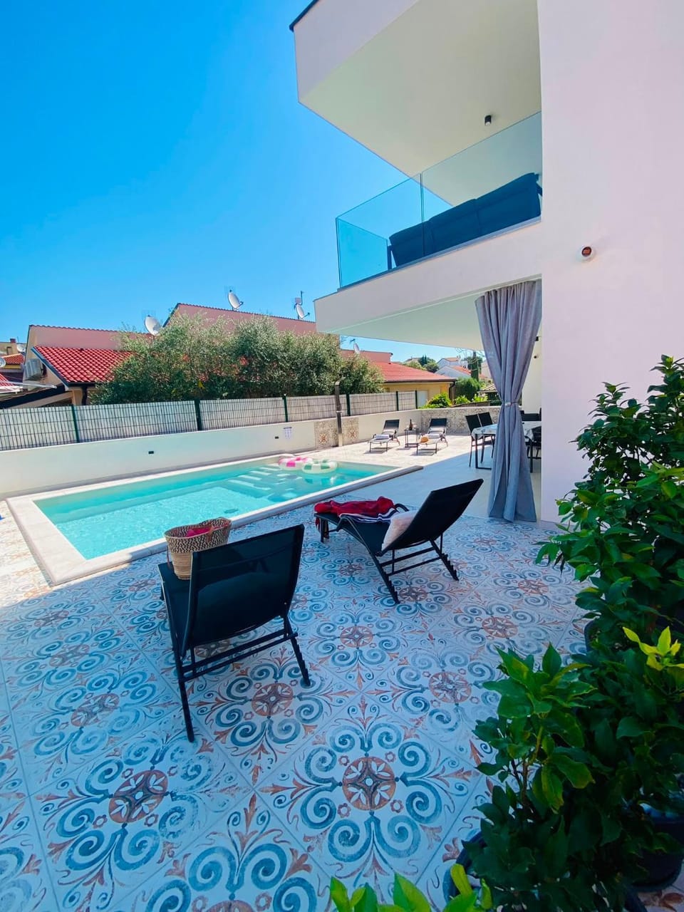 Apartments Villa Leonard - Modern Stay with Private Rooftop Jacuzzi & Sea Views, Barbariga, Vodnjan, Istria, Croatia Apartment in Peroj