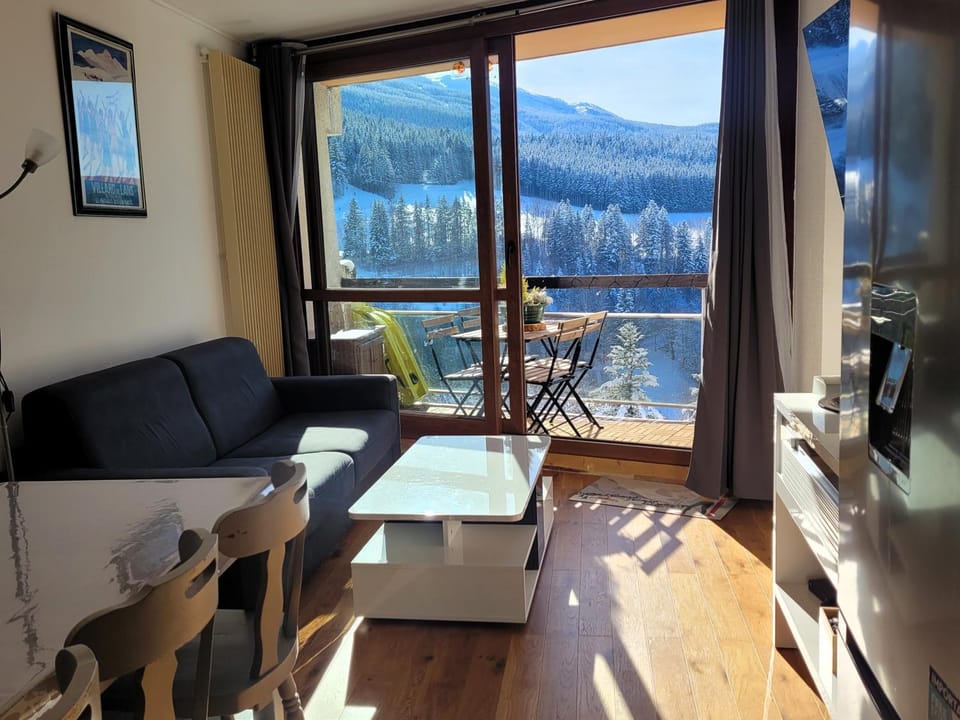 Living room, Mountain view