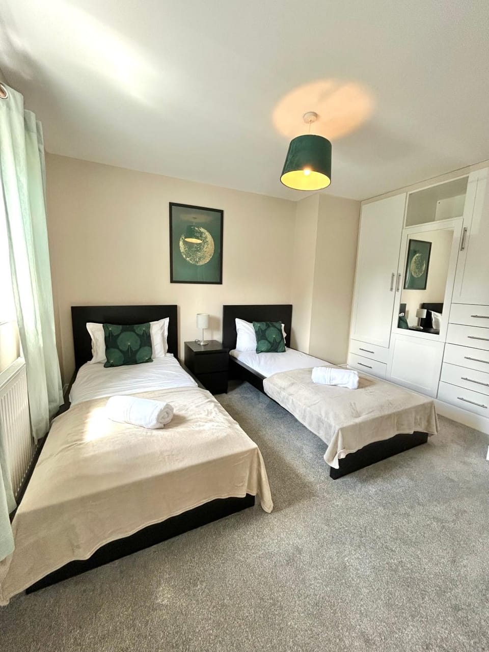 Bed, Bedroom, towels