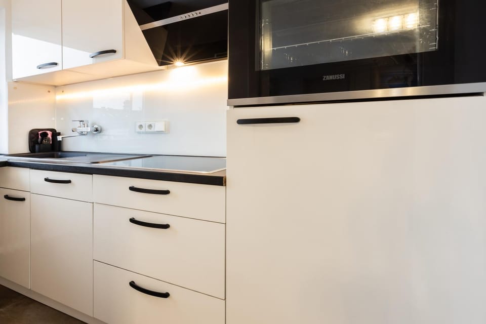 Coffee/tea facilities, dishwasher, stove, kitchen