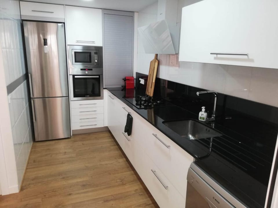 Coffee/tea facilities, Kitchen or kitchenette, dishwasher, microwave, oven, stove
