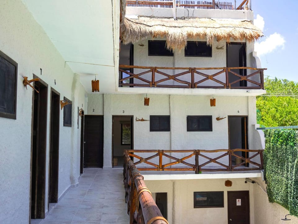 Property building, Day, Balcony/Terrace