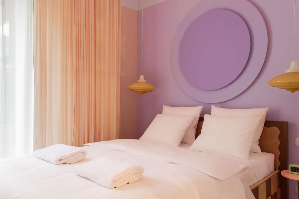Bed, Bedroom, towels