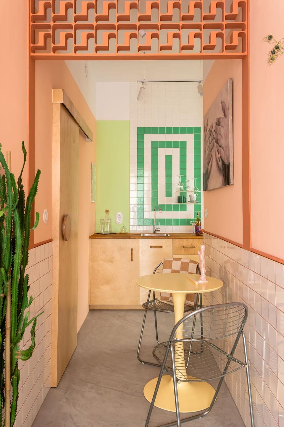 Kitchen or kitchenette, Dining area