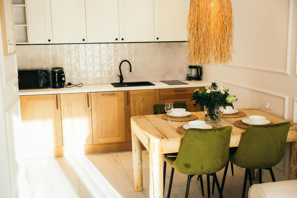 Coffee/tea facilities, Kitchen or kitchenette, Dining area, stove