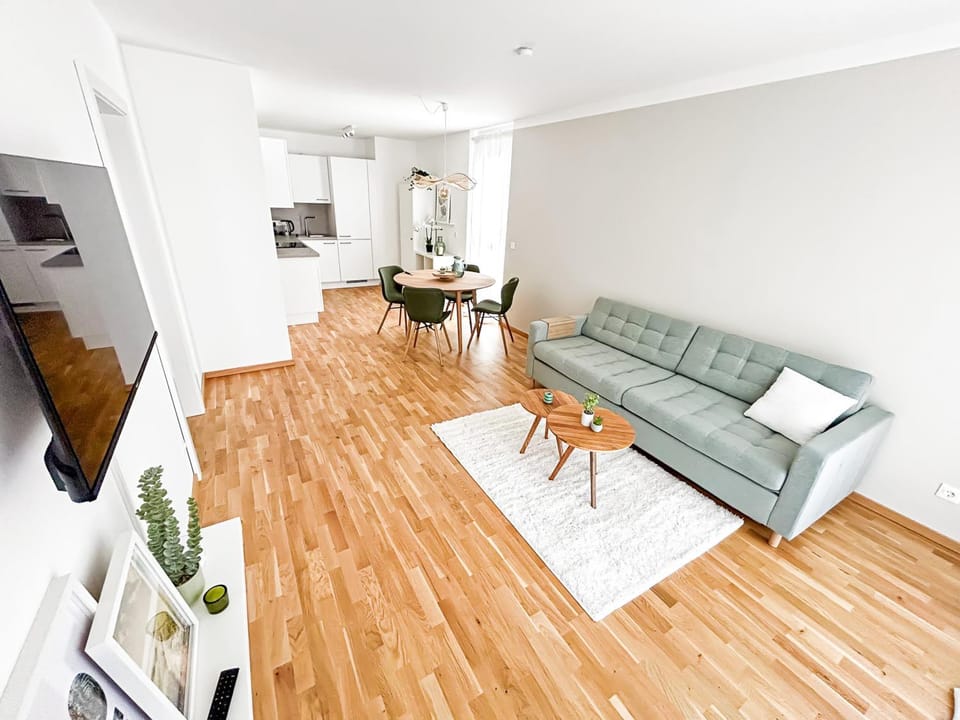 TV and multimedia, Kitchen or kitchenette, Living room, Seating area, Dining area