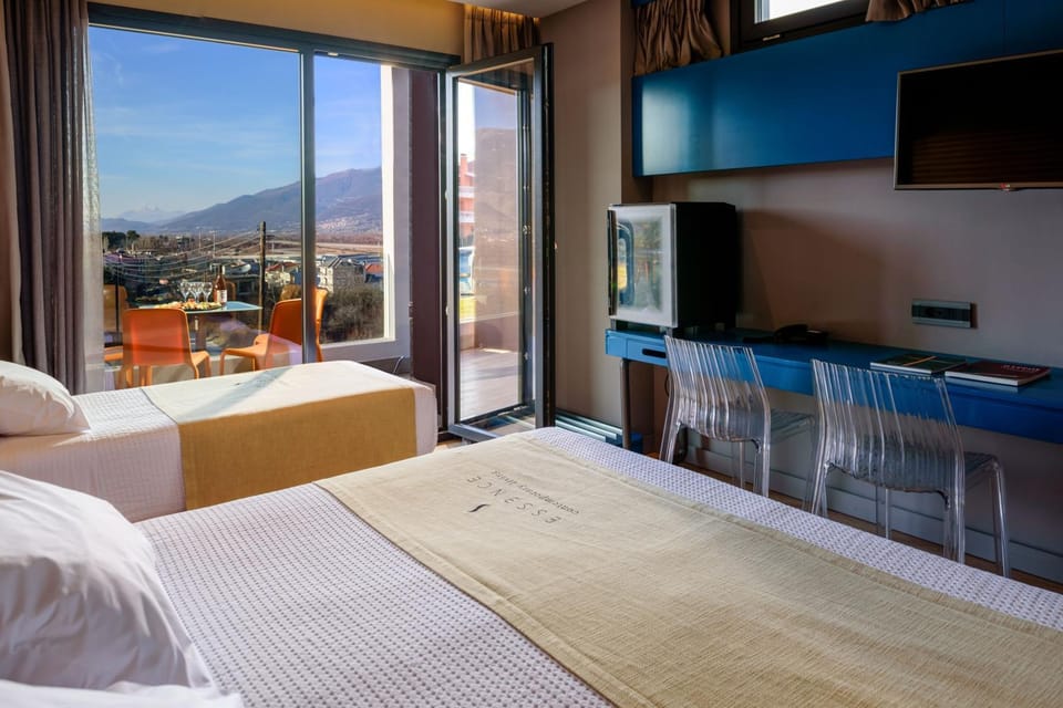Bed, Natural landscape, TV and multimedia, Photo of the whole room, Bedroom, Mountain view