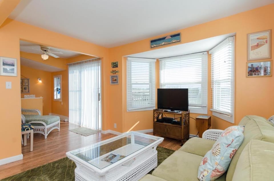 CBs Bella Vista by Bryant Real Estate House in Carolina Beach