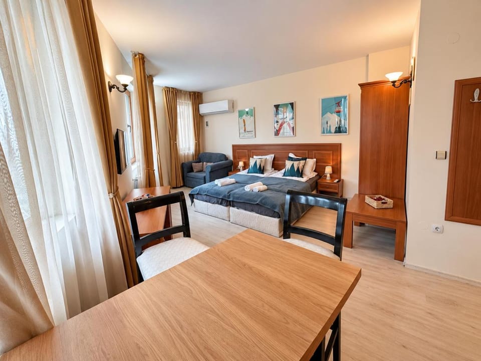 Bed, TV and multimedia, Living room, Photo of the whole room, Seating area, Bedroom, wardrobe