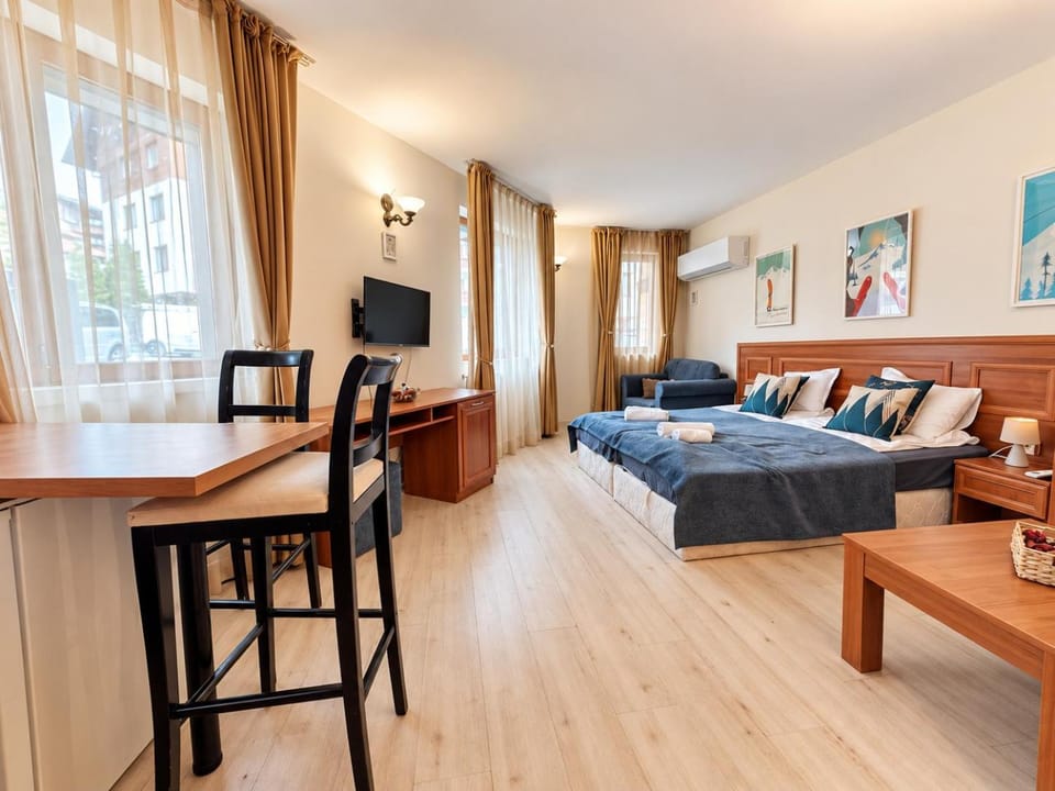 Bed, TV and multimedia, Kitchen or kitchenette, Living room, Photo of the whole room, Seating area, Bedroom