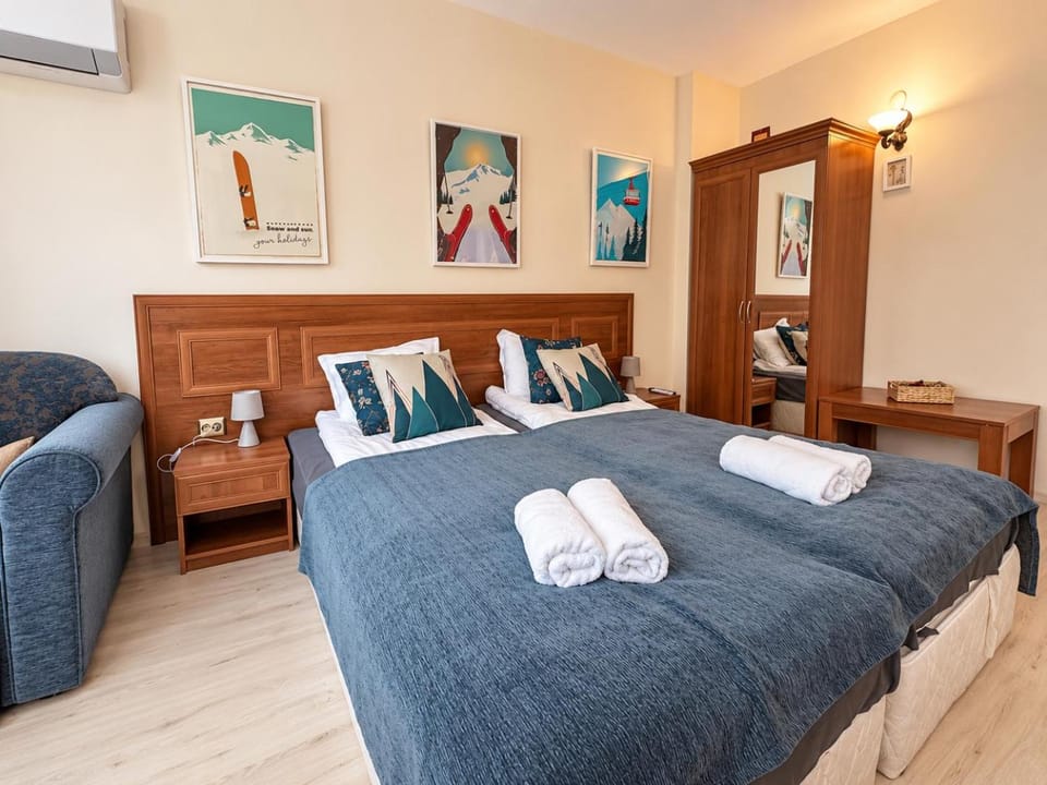 Bed, Living room, Photo of the whole room, Seating area, Bedroom, towels