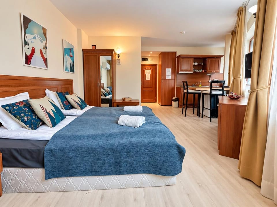 Bed, TV and multimedia, Kitchen or kitchenette, Living room, Photo of the whole room, Seating area, Dining area, Bedroom, oven, towels