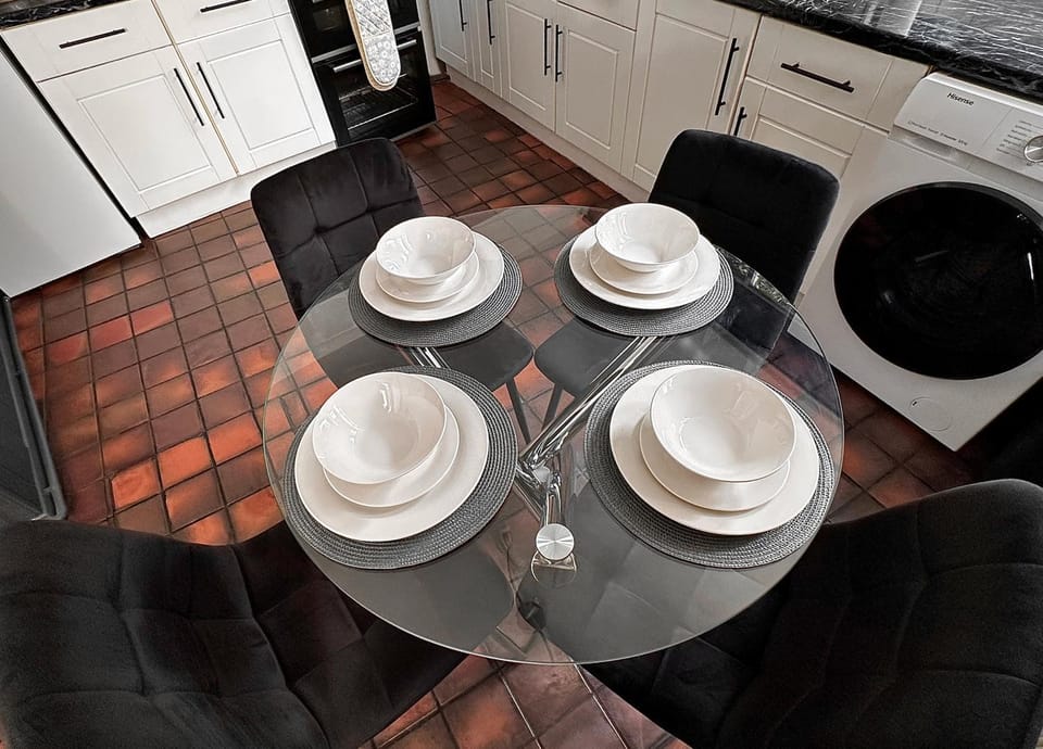 Fulham Tranquil 2BD King Bed Home with Parking & Gdn Apartment in London