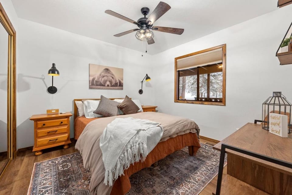 Bed, Photo of the whole room, Bedroom