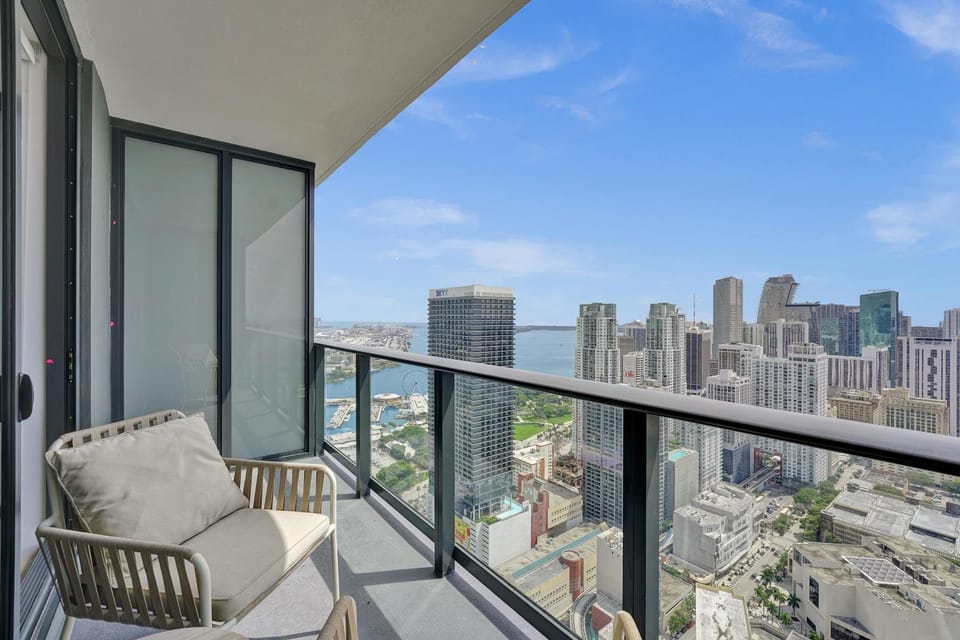 Natural landscape, View (from property/room), Balcony/Terrace, Seating area, City view