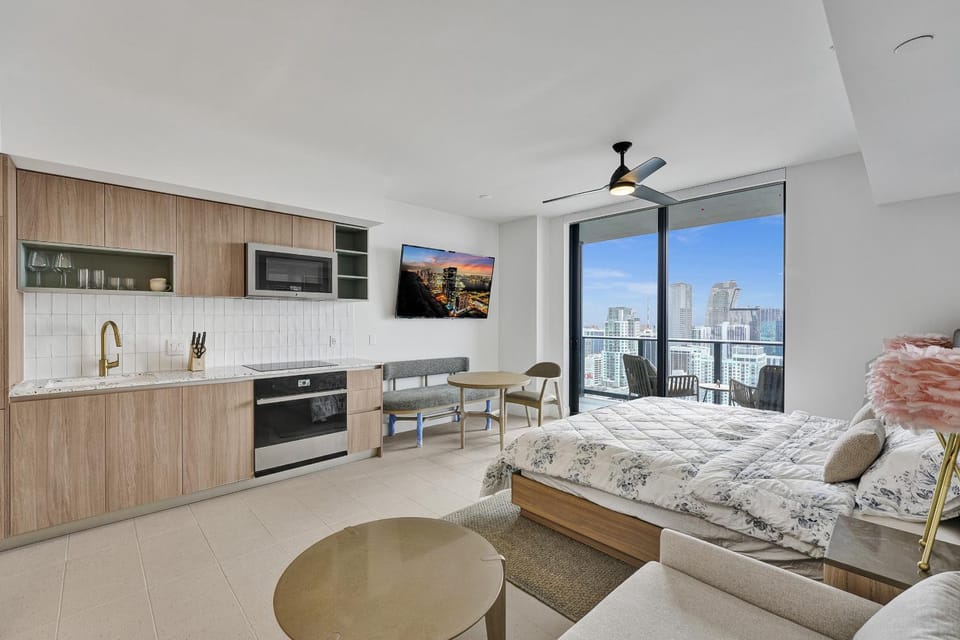 Bed, TV and multimedia, Living room, Seating area, Bedroom