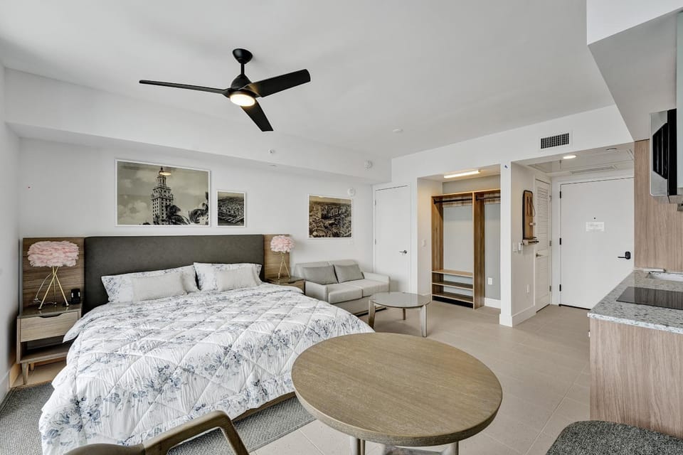 Bed, TV and multimedia, Dining area, Bedroom