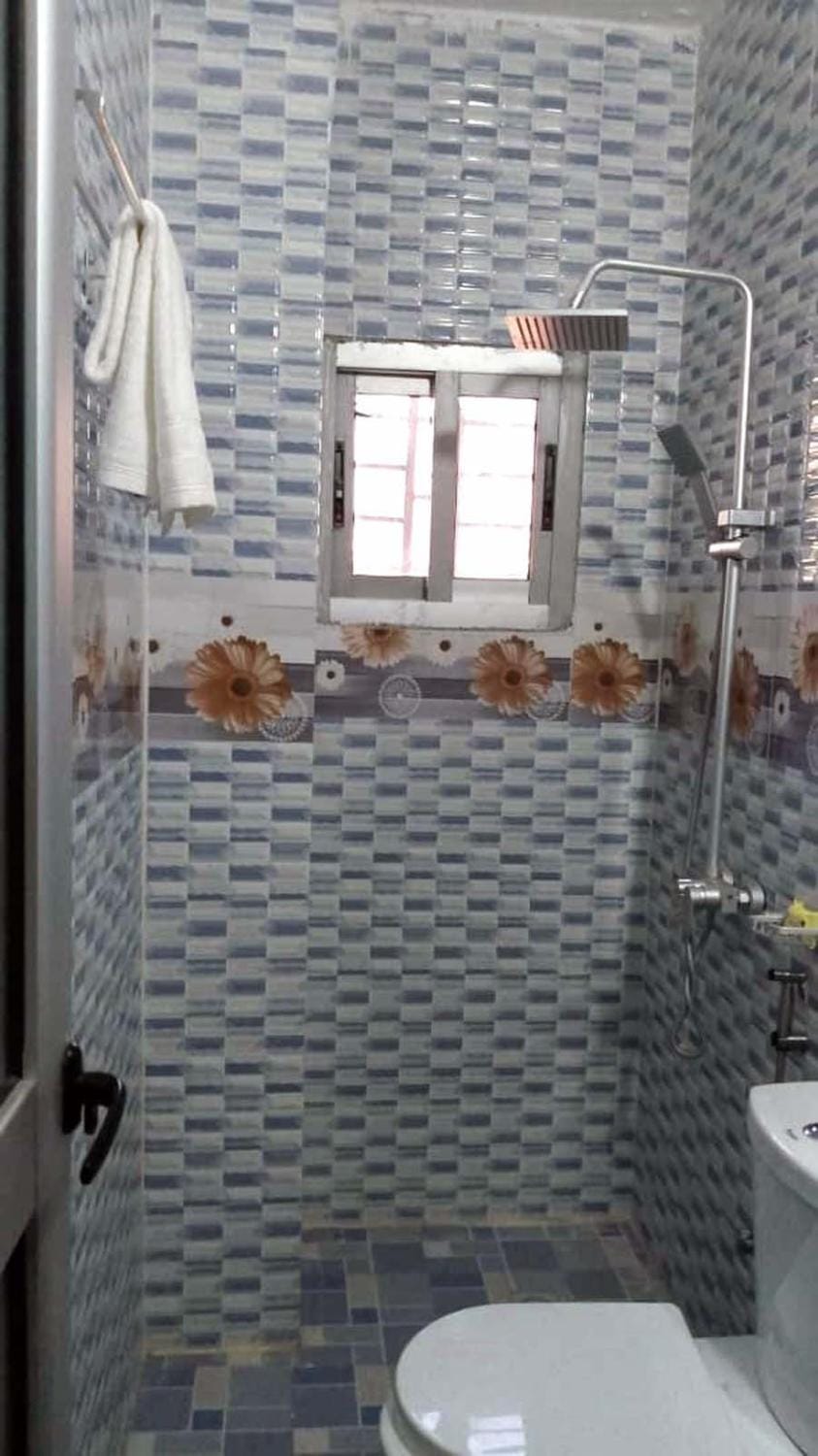 Shower, Toilet