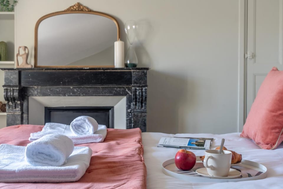 Bed, Bedroom, towels