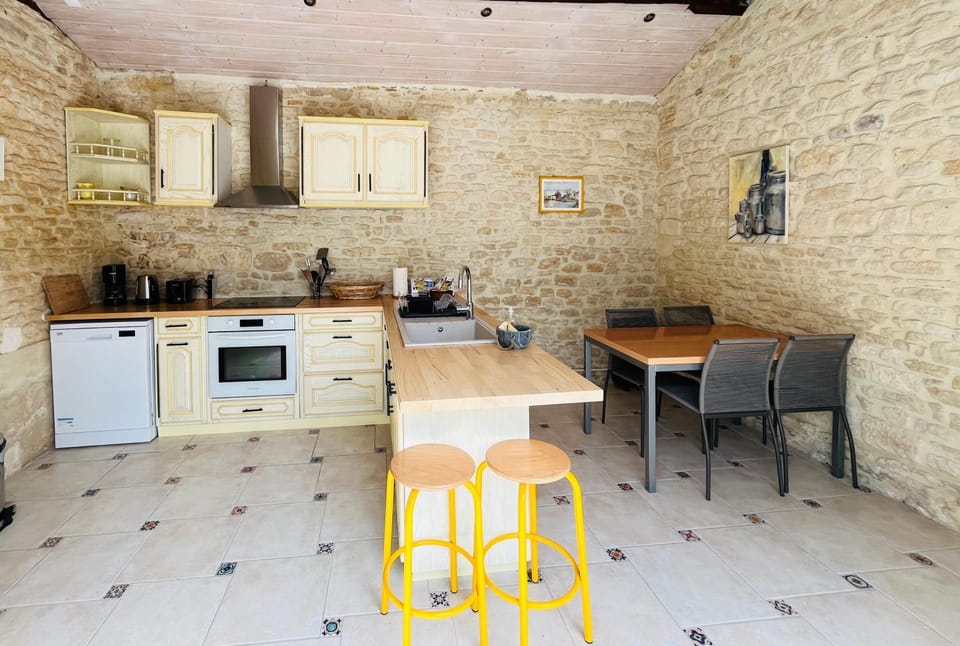 Kitchen or kitchenette, dishwasher, oven