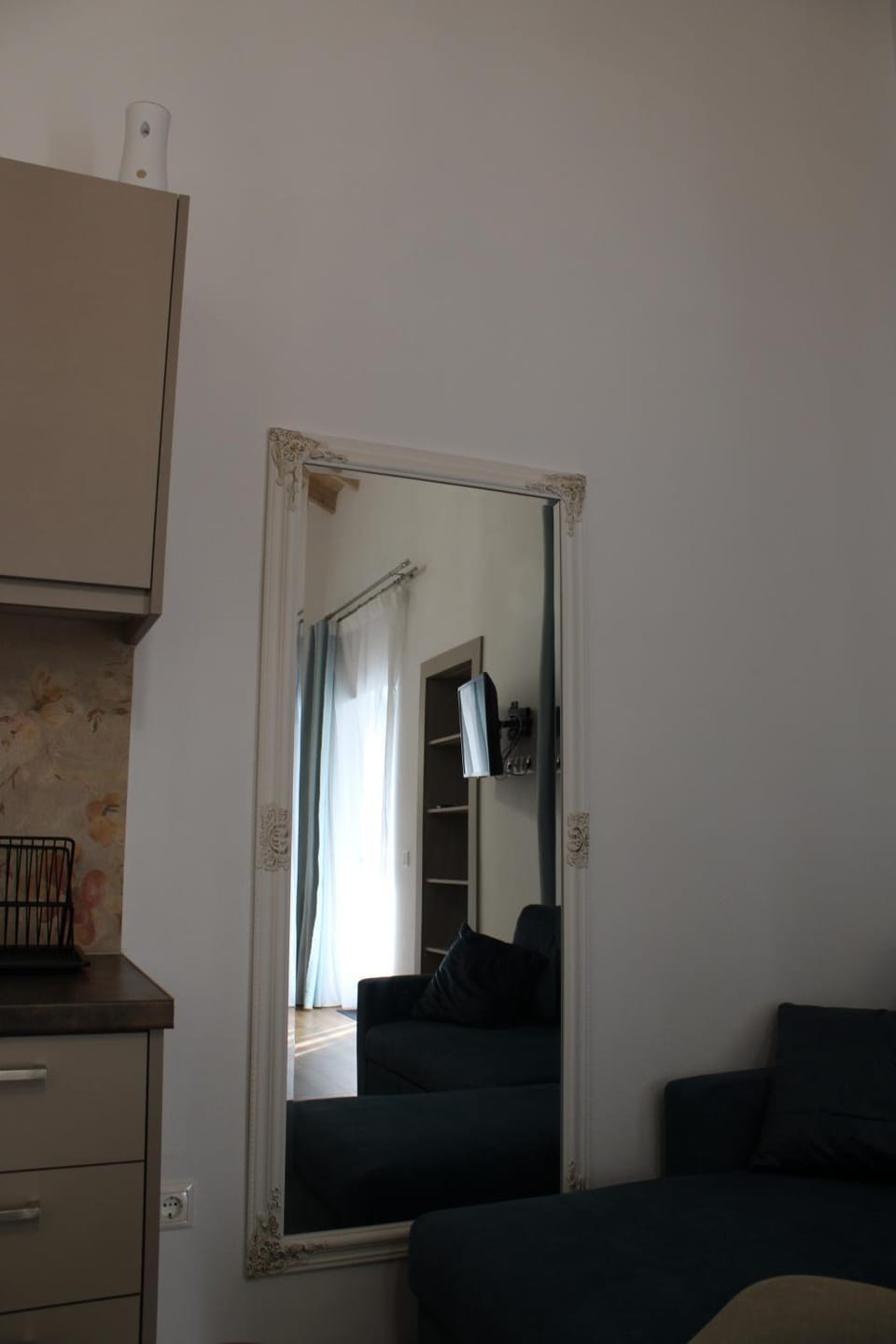 TV and multimedia, Kitchen or kitchenette, Living room, Seating area