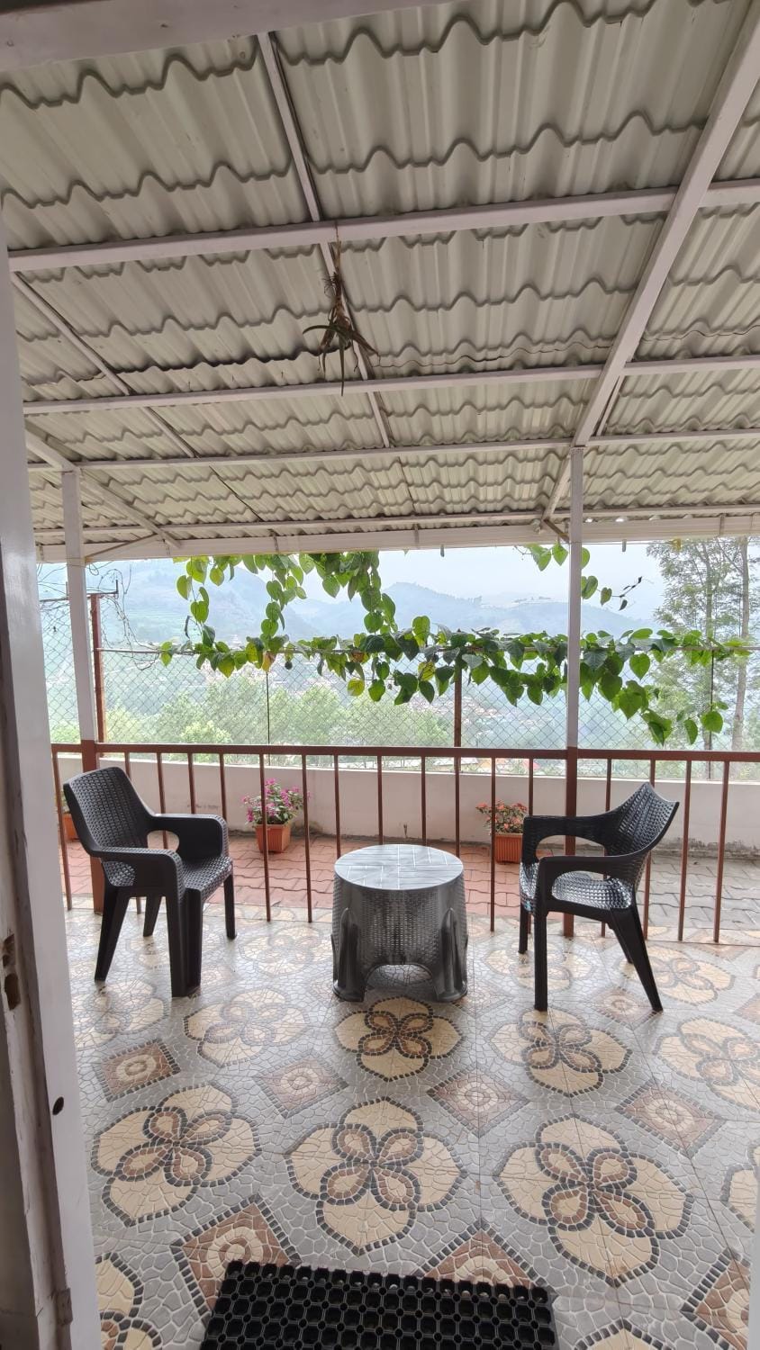 May Fair Vista Home - Luxury Villa - Huge Lawn - Scenic Views - Free Parking Vacation rental in Tamil Nadu