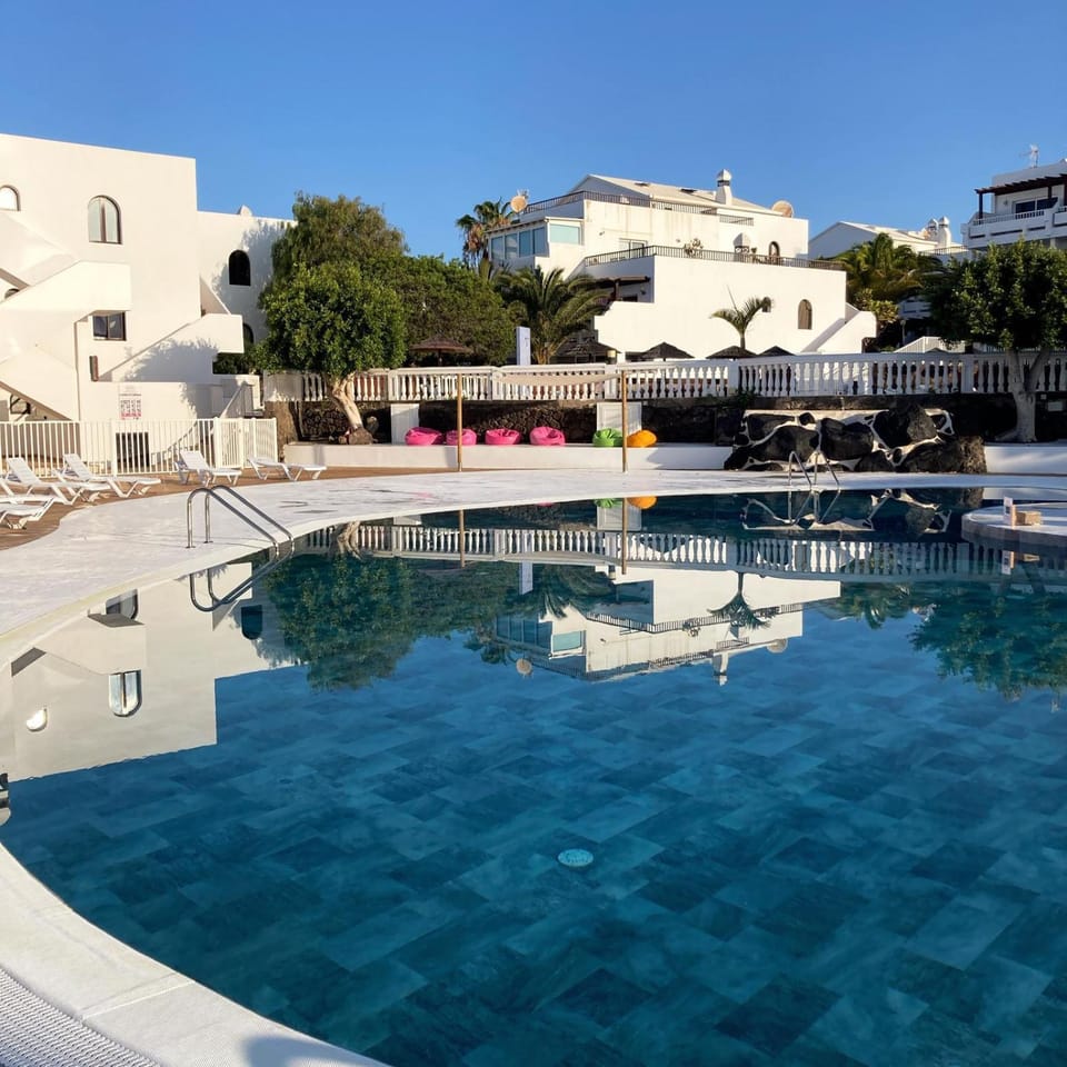 Swimming pool, sunbed
