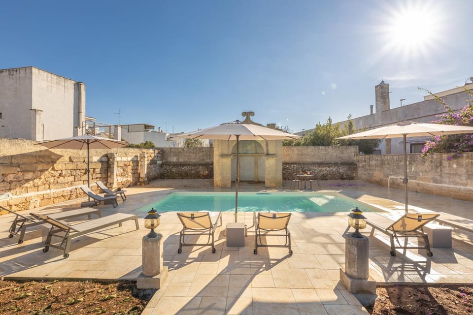 Property building, Day, Pool view, Swimming pool, sunbed