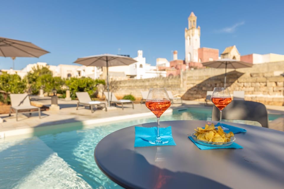 Property building, Natural landscape, Food and drinks, Food, Pool view, Swimming pool, Drinks, sunbed