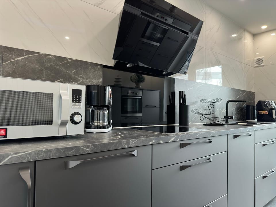 Coffee/tea facilities, Kitchen or kitchenette, microwave, oven, stove, toaster