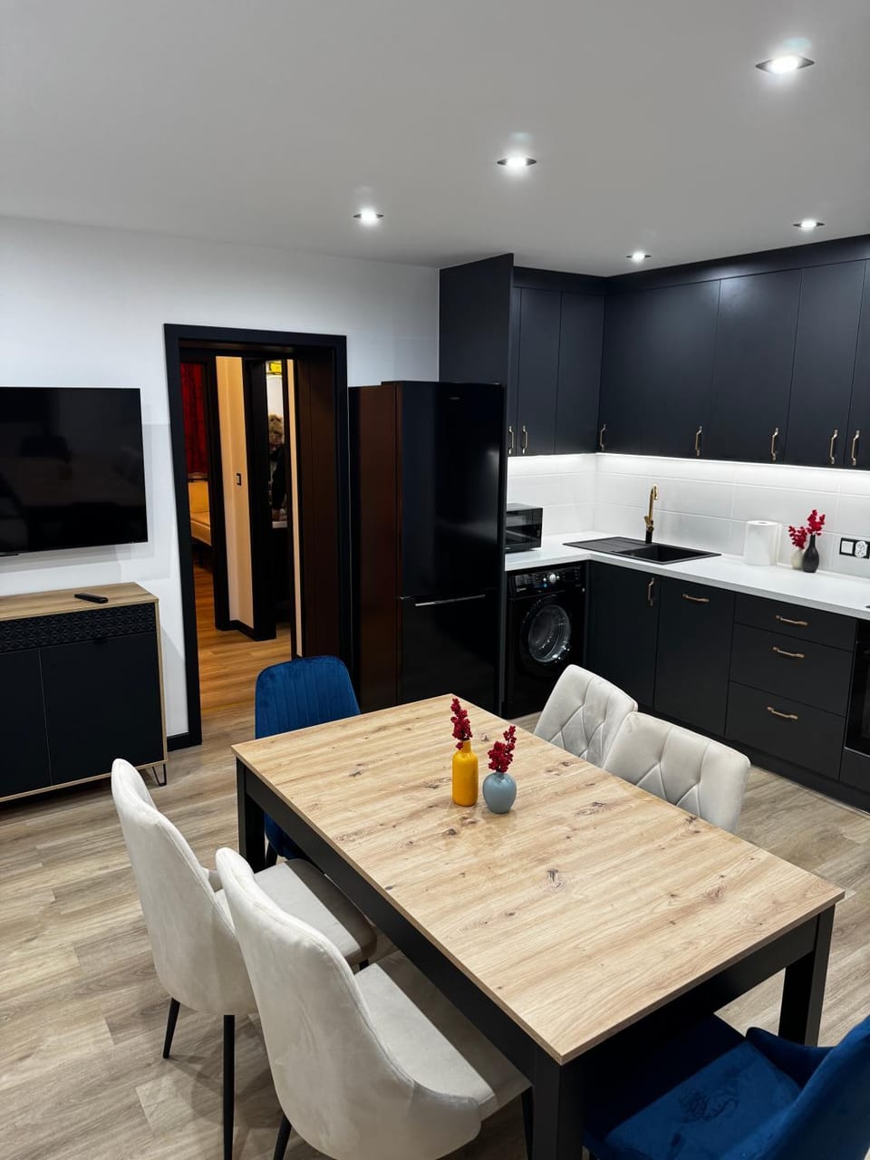 TV and multimedia, Kitchen or kitchenette, Living room, Seating area, Dining area, washing machine