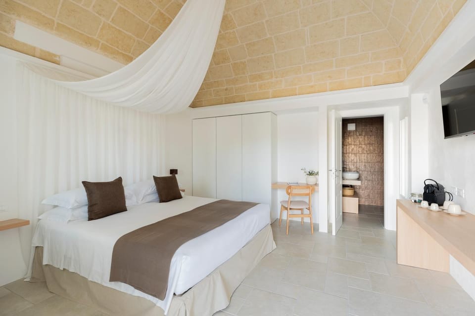 Bed, TV and multimedia, Coffee/tea facilities, Photo of the whole room, Seating area, Bedroom, heating, internet, minibar, air conditioner