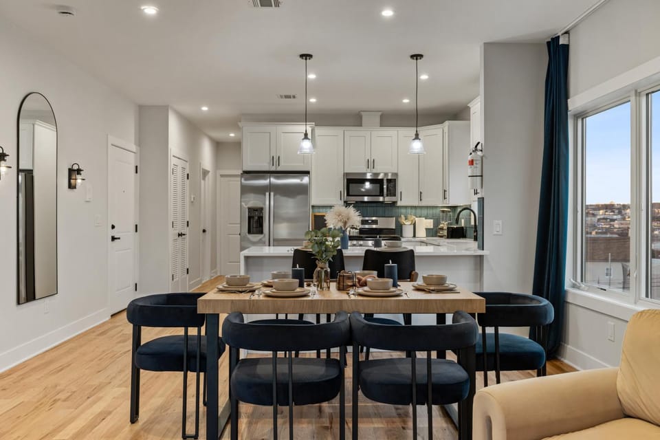 Kitchen or kitchenette, Dining area