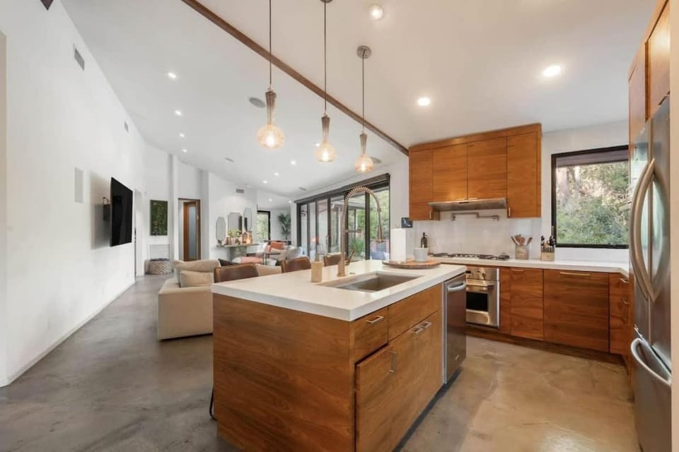 Cozy Oasis in Oakley with Basketball court pool House in Studio City