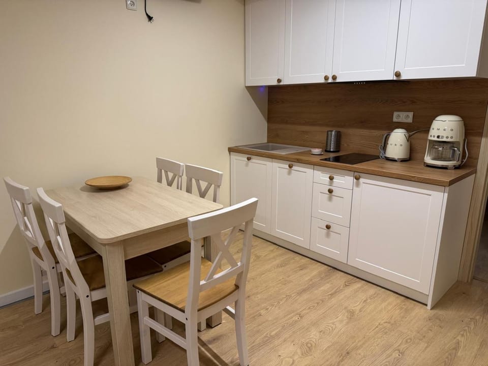 Coffee/tea facilities, Kitchen or kitchenette, Dining area, stove